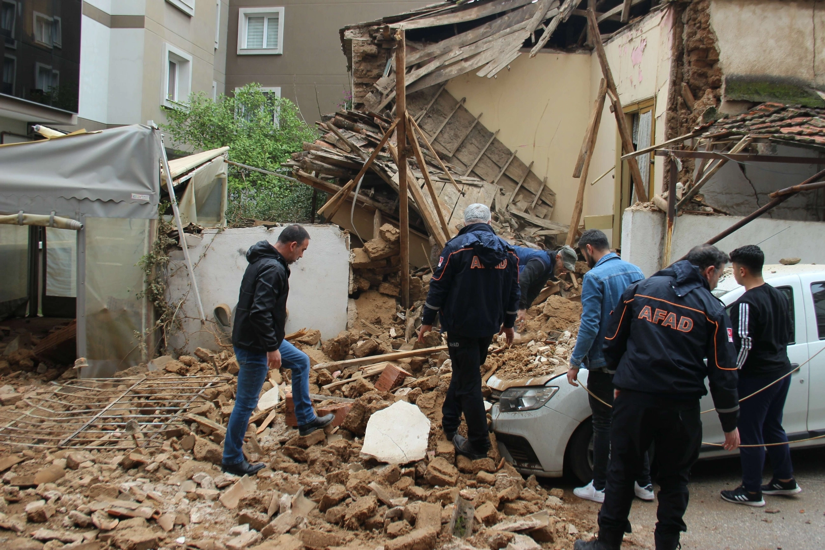 İzmir'de metruk bina bir aracın üstüne çöktü
