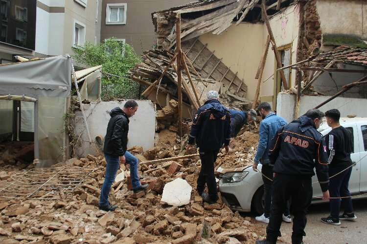 İzmir'de metruk bina aracın üstüne çöktü haberinin görseli