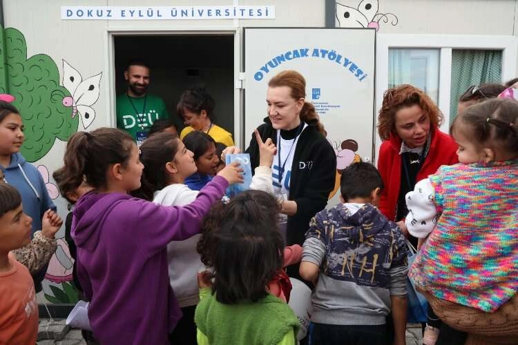 DEÜ Adıyaman'da depremin yaralarını sarıyor haberinin görseli