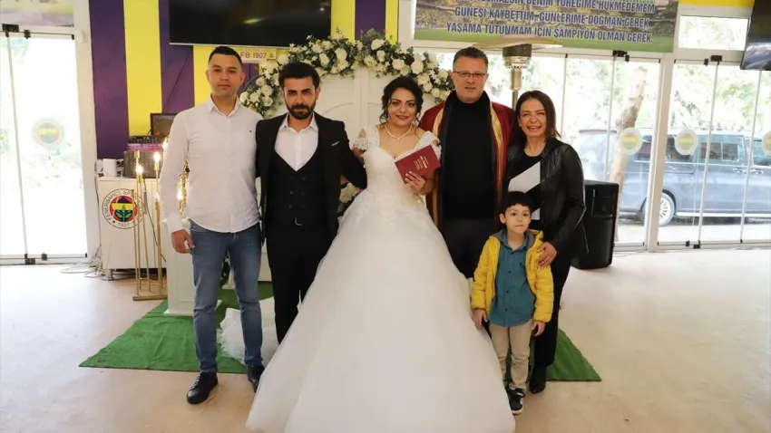 AA-20230313-30553051-30553049-DEPREMZEDE_CIFTIN_NIKAH_SAHITLIGINI_DAMADI_ENKAZDAN_CIKARAN_POLIS_YAPTI
