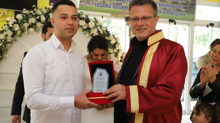 AA-20230313-30553051-30553050-DEPREMZEDE_CIFTIN_NIKAH_SAHITLIGINI_DAMADI_ENKAZDAN_CIKARAN_POLIS_YAPTI (1)