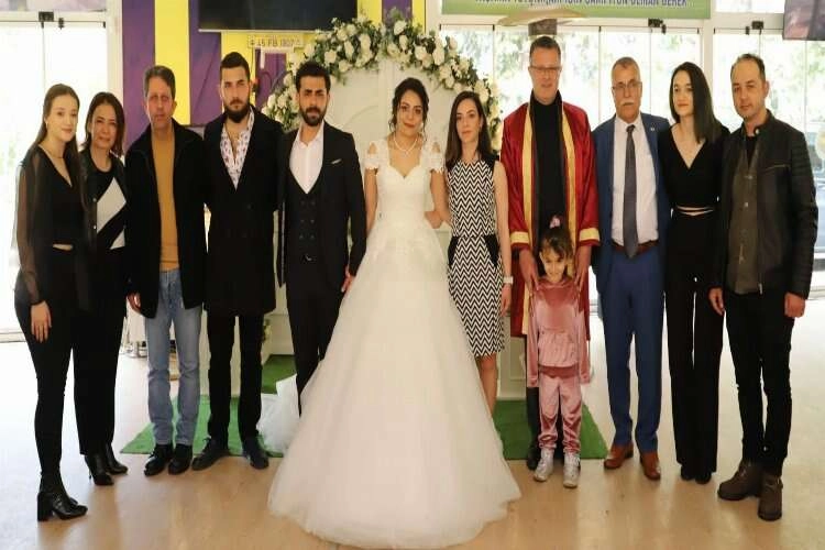 Enkazdan kurtarılan depremzede Manisa'da dünya evine girdi haberinin görseli