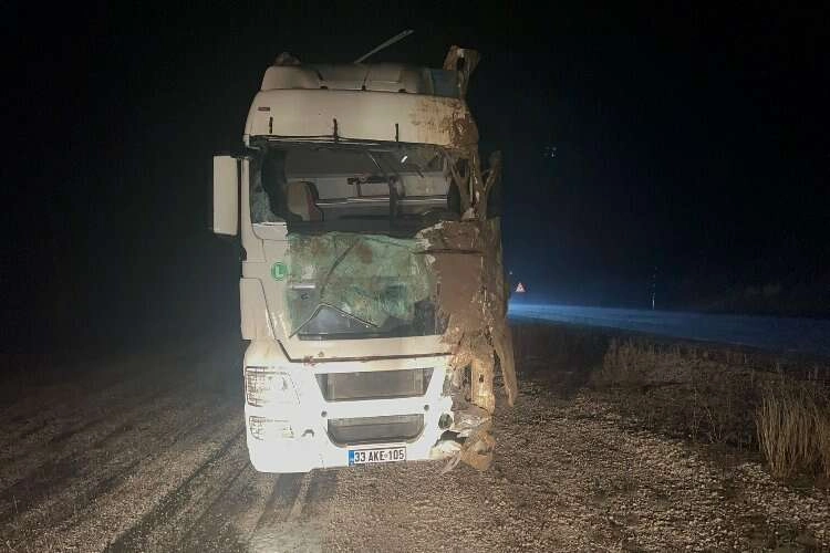 Afyonkarahisar’da tır şarampole devrildi haberinin görseli