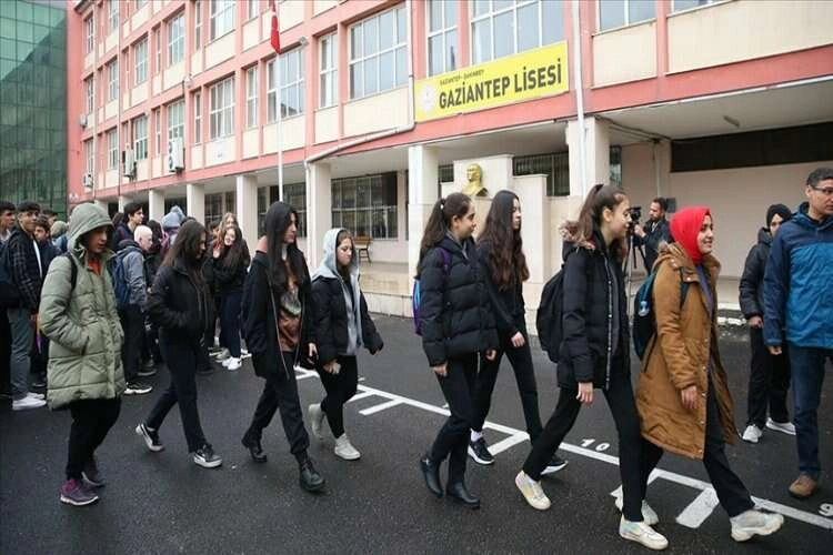 Depremden etkilenen 3 ilde eğitim yeniden başladı haberinin görseli