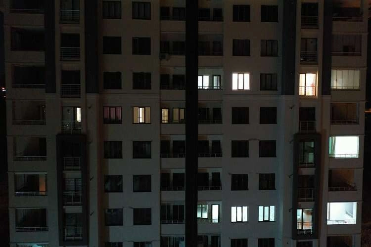 Deprem anında boşaltılan evlerde hala lambalar yanıyor haberinin görseli