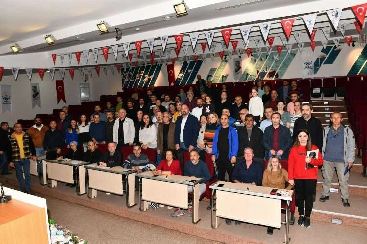 Çiğli Belediyesi’nin arıcılık kursuna yoğun ilgi haberinin görseli