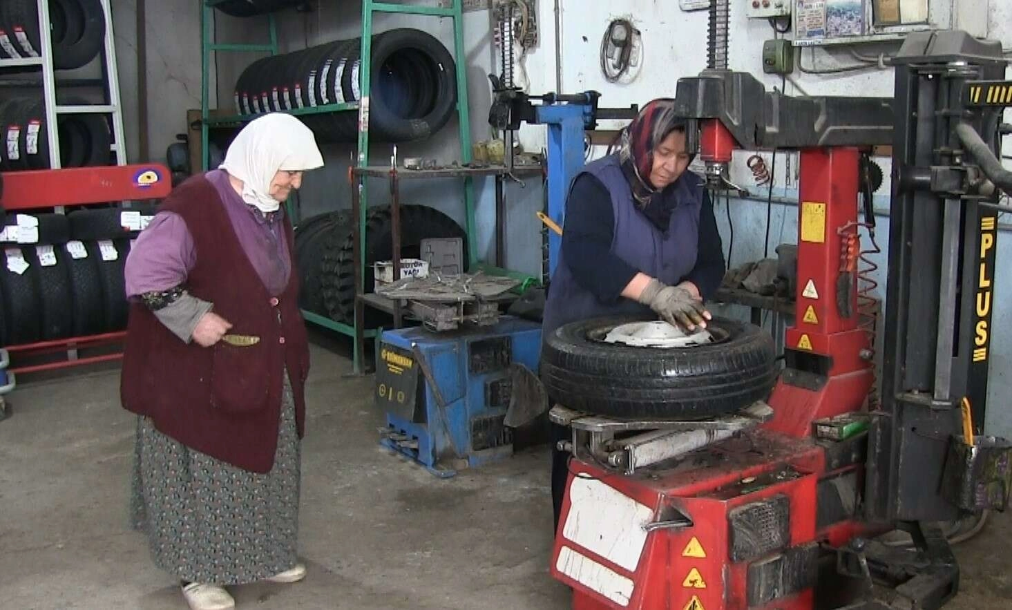 Vesile Teyze Oto Lastik Tamirciliğini gelinine devretti
