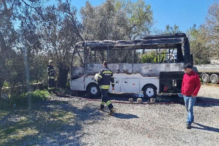Muğla'da okul servisi alev alev yandı haberinin görseli