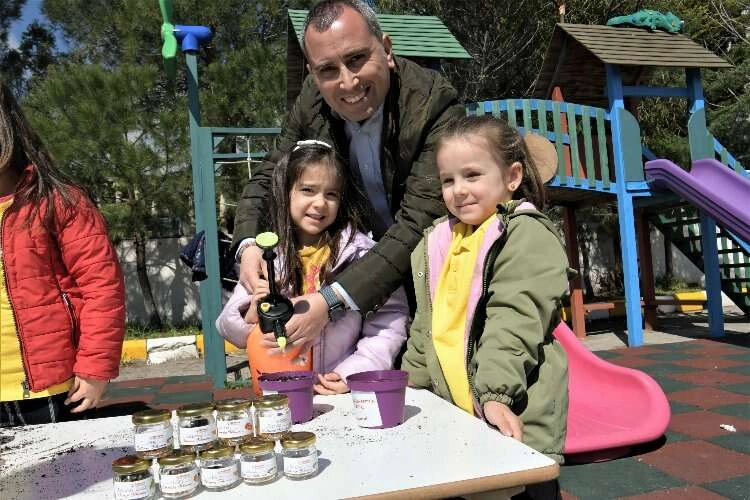Bornovalı minikler toprağa dokundu haberinin görseli