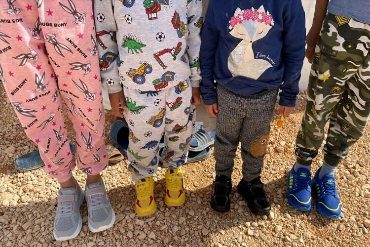 Ölen ikizlerinin anısına Hatay'da çocuklara ayakkabı dağıttı haberinin görseli