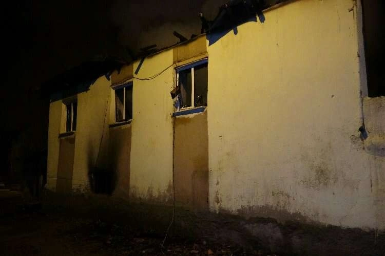 Uşak'ta depoda başlayan yangın evi küle çevirdi haberinin görseli