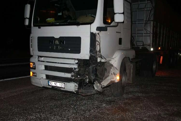 Afyonkarahisar'da kamyon ile otomobil çarpıştı haberinin görseli