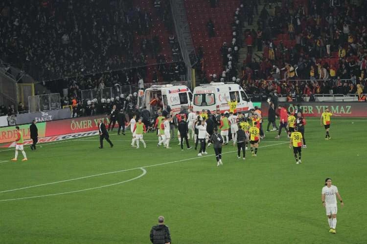 Olaylı derbide fişekle yaralanan taraftar konuştu haberinin görseli