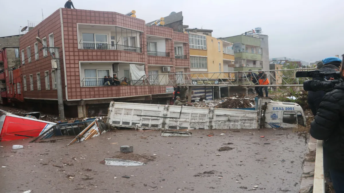 Evlerinde mahsur kalanlar botlarla kurtarıldı - 550