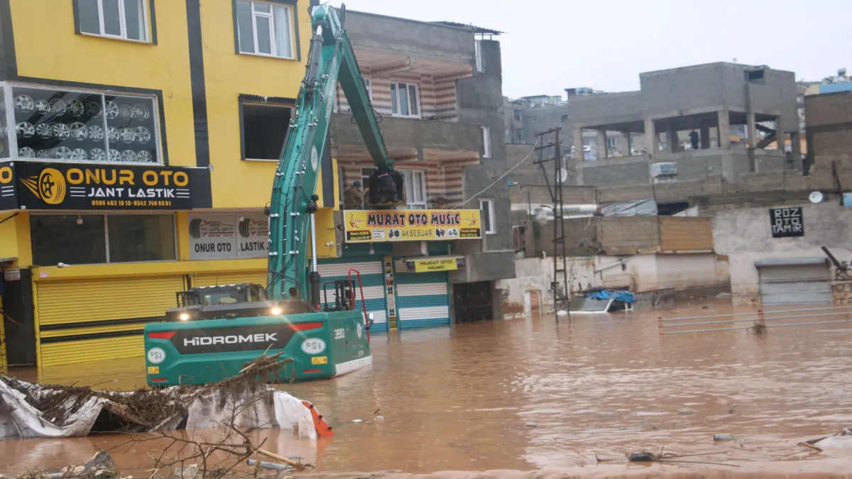 Evlerinde mahsur kalanlar botlarla kurtarıldı - 549