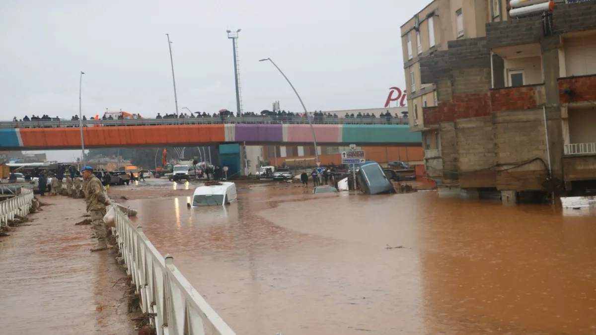 Evlerinde mahsur kalanlar botlarla kurtarıldı - 542