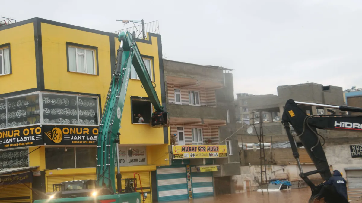 Evlerinde mahsur kalanlar botlarla kurtarıldı - 541