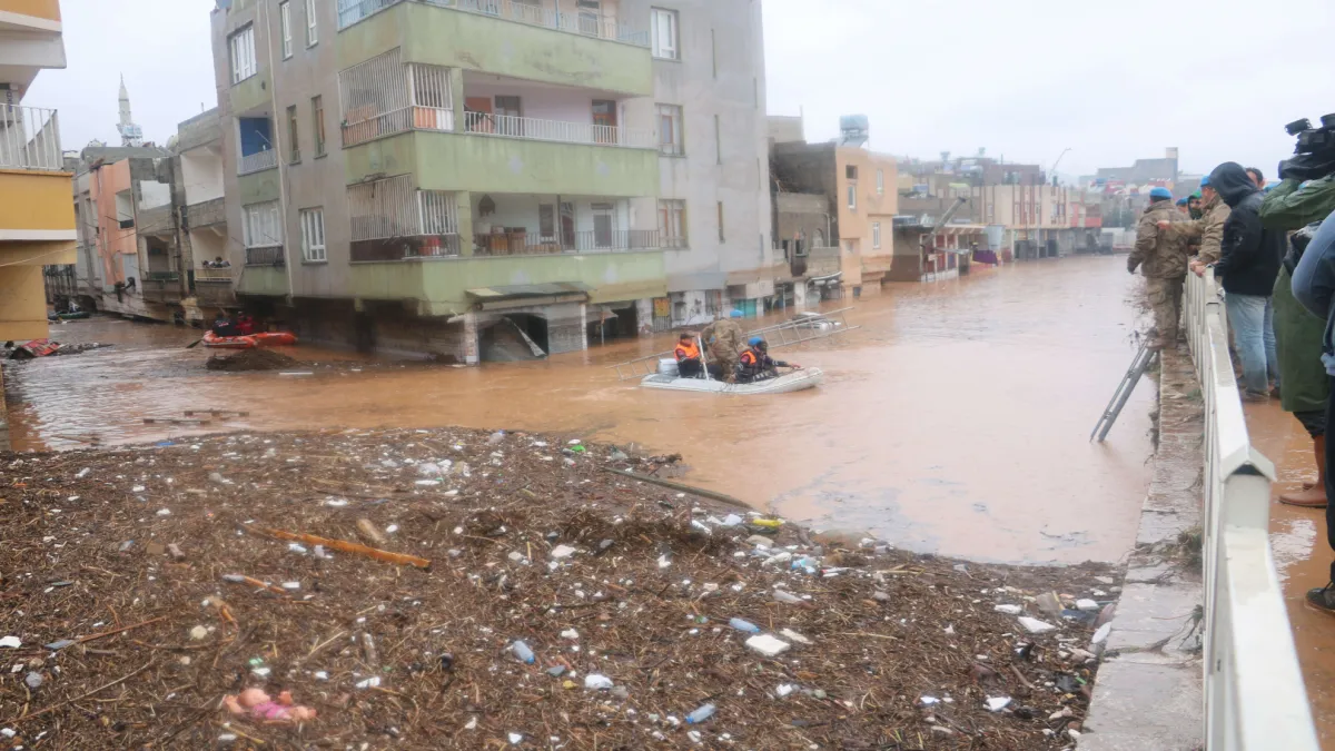 Evlerinde mahsur kalanlar botlarla kurtarıldı - 539