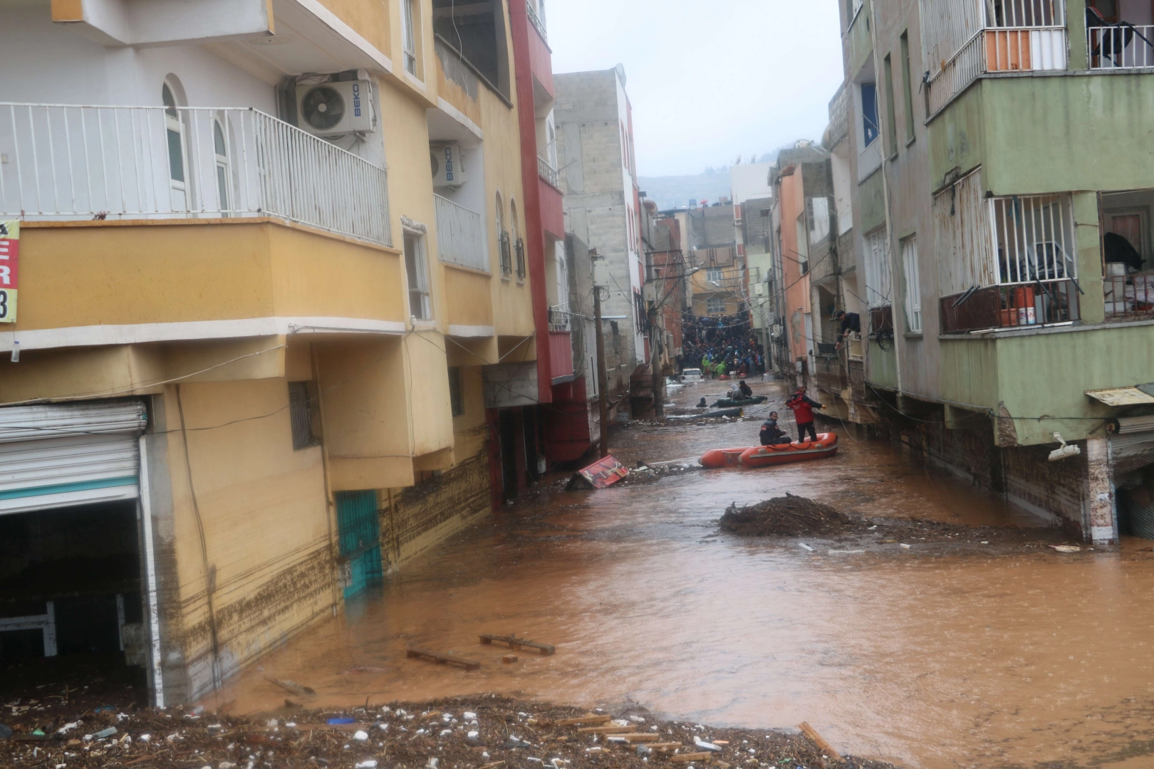 Evlerinde mahsur kalanlar botlarla kurtarıldı