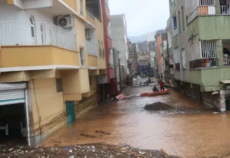 Evlerinde mahsur kalanlar botlarla kurtarıldı galerisinin önkapak görseli