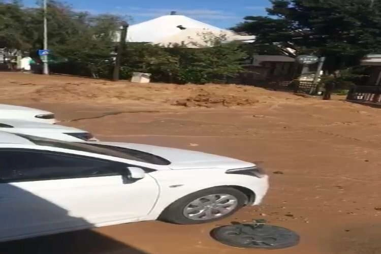 Bodrum'da tonlarca su caddeye aktı haberinin görseli