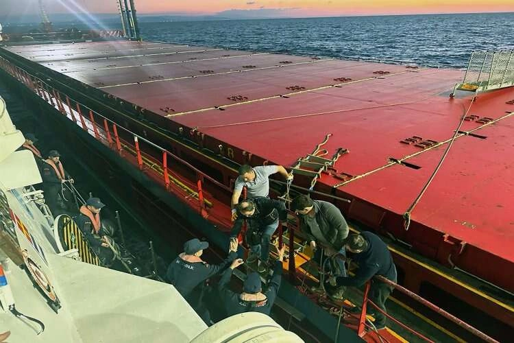 Ticari gemide rahatsızlanan vatandaşa tıbbi tahliye haberinin görseli