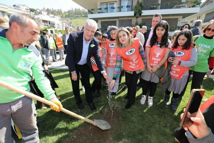 Narlıdere Hayrettin Karaca parkı törenle açıldı haberinin görseli