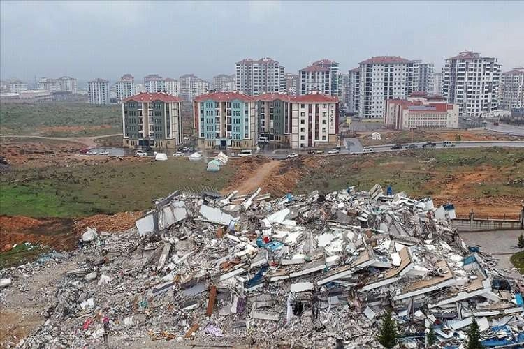 Malatya'da depremde ayakta kalan TOKİ konutlarına 100 metre mesafedeki bina yıkıldı haberinin görseli