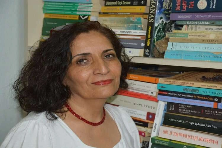 Yazar Kıymet Erzincan Kına İzmir Kitap Fuarı’na geliyor haberinin görseli