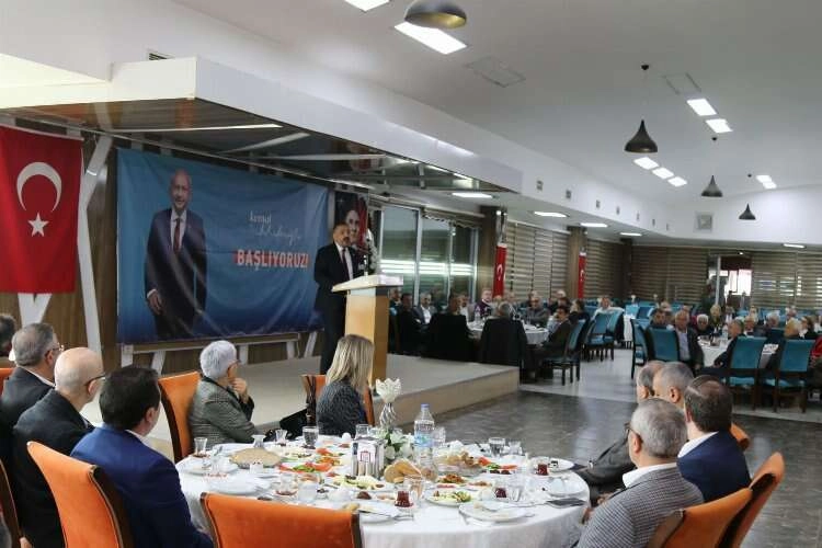 CHP İzmir’de ilçe eski başkanları zirvesi haberinin görseli