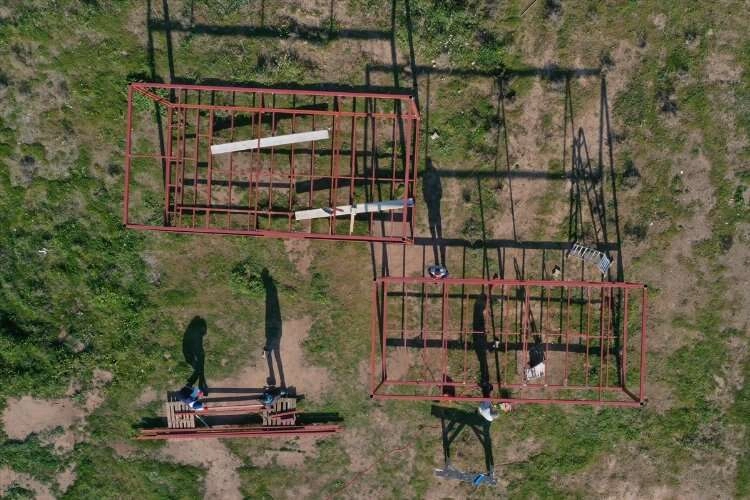 Seferihisar'da esnaf depremzedelere konteyner ev yapıyor haberinin görseli