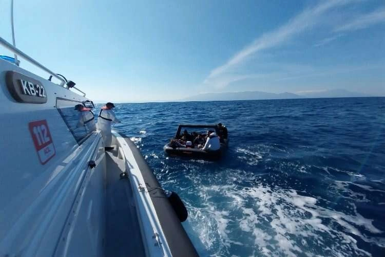 Türk sularına itilen 18 göçmen kurtarıldı haberinin görseli