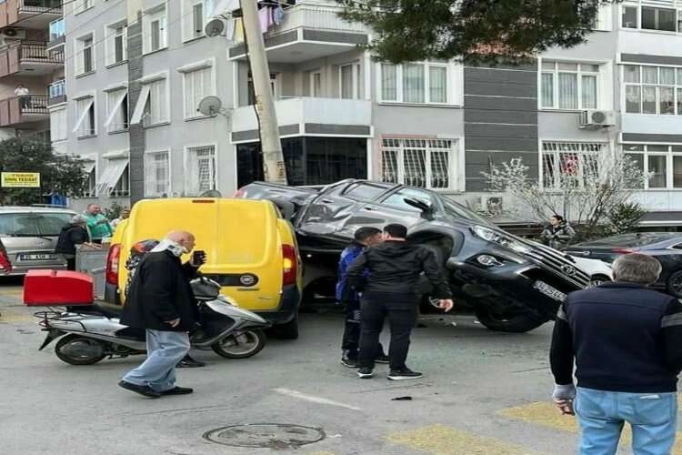 İzmir’de iki araç kafa kafaya çarpıştı haberinin görseli
