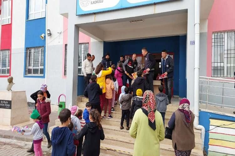 Köyceğiz polisi Kahramanmaraşlı çocukların yüzünü güldürdü haberinin görseli