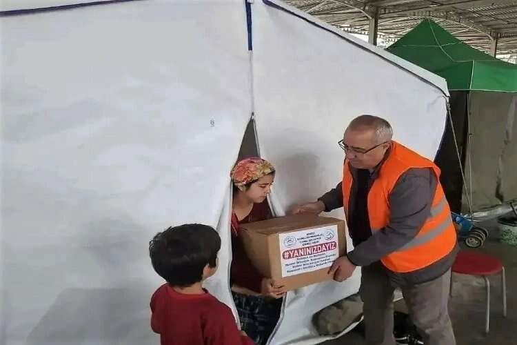 Ramazan kolilerini tek tek kendisi dağıttı haberinin görseli