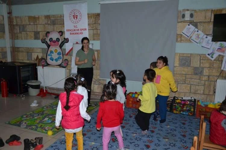 Manisa'da depremin bıraktığı hasar onarılıyor haberinin görseli