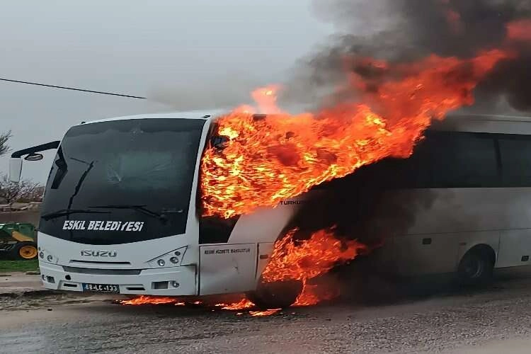 25 öğrenciyi taşıyan servis alevler içinde kaldı haberinin görseli