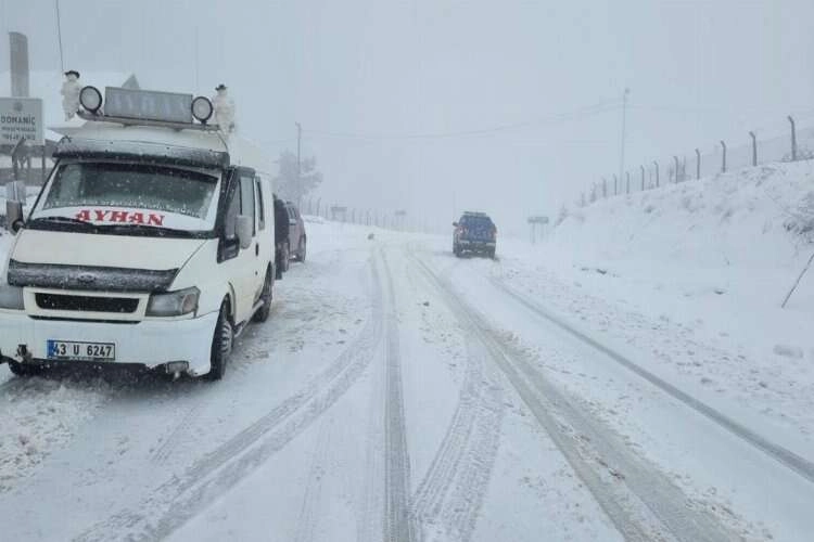 Kütahya'da şehir beyaza büründü haberinin görseli