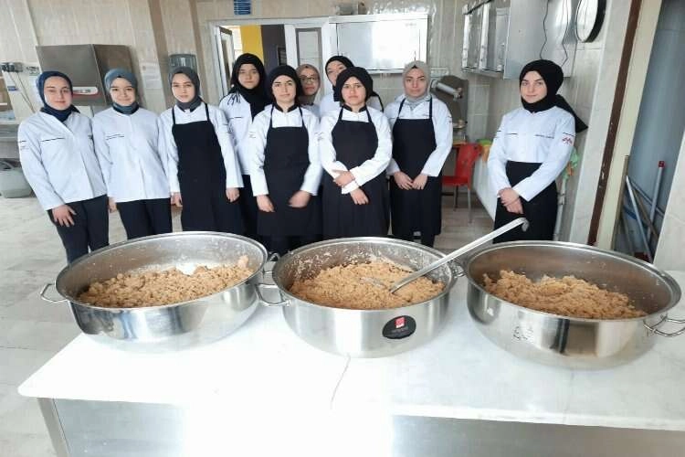 Afyonkarahisar'dan depremzedelere 40 helvası haberinin görseli