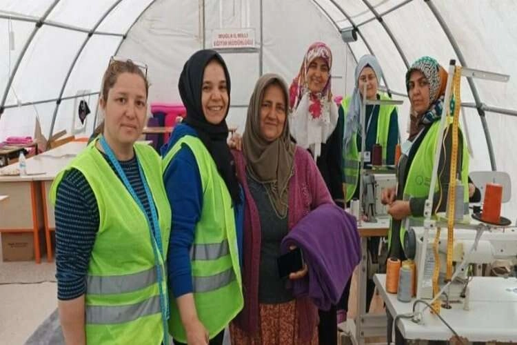 Muğla'nın usta öğreticileri deprem bölgesinde haberinin görseli