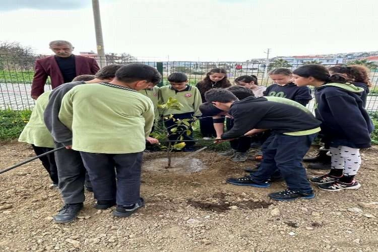 Çeşme’de okul bahçeleri dönüşüyor haberinin görseli