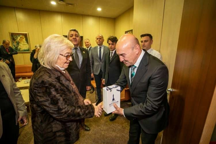 Başkan Soyer, İzmir’deki şehit ve gazi yakınlarını ağırladı haberinin görseli