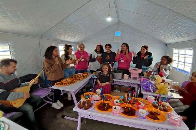 Çadır kentte doğum günü sürprizi haberinin görseli
