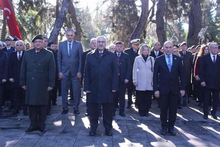 Çanakkale şehitleri İzmir'de törenle anıldı haberinin görseli