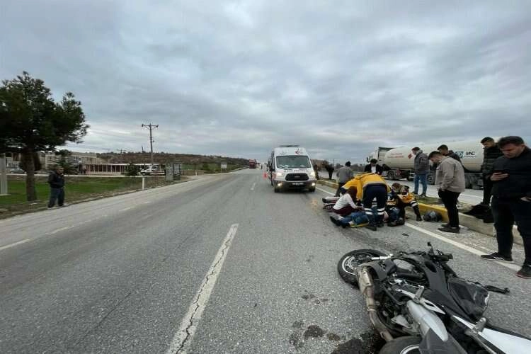 Uşak'ta otomobille motosiklet çarpıştı haberinin görseli