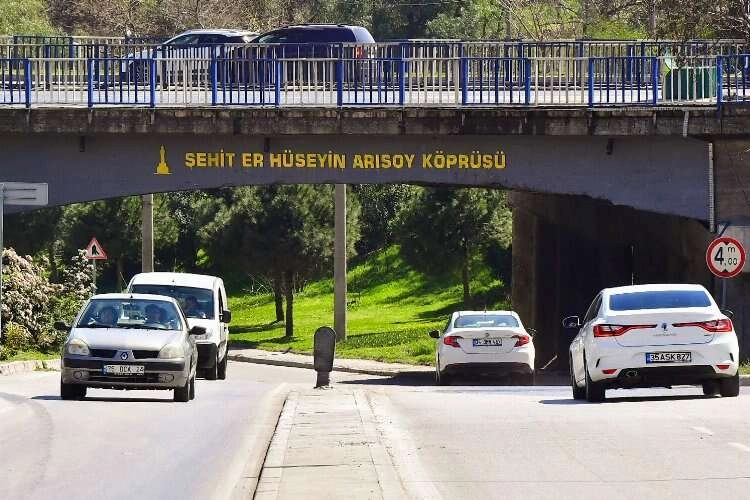 İzmir Büyükşehir Belediyesi'nden şehitlerine saygı haberinin görseli