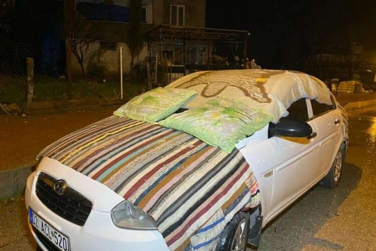 Araçlarını korumak için çareyi yorganda buldular haberinin görseli
