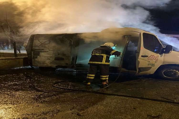 Kütahya'da park halindeki minibüs alevler içinde kaldı haberinin görseli