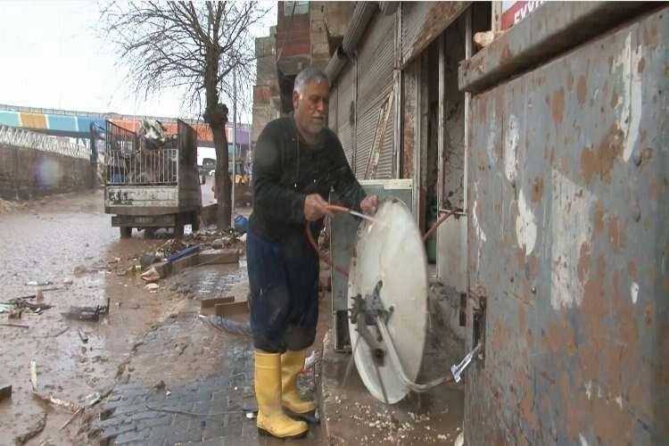 Şiddetli yağmur ve sele aldırış etmedi haberinin görseli