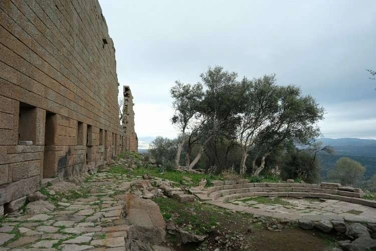 Manisa'da 2 bin yıl önceki deprem antik kenti yok etti haberinin görseli